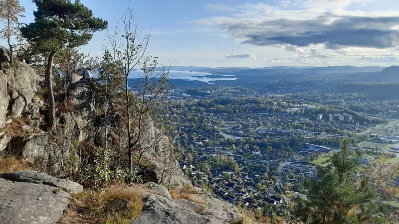 Høst og blå himmel på Kolsåstoppen i Sandvika