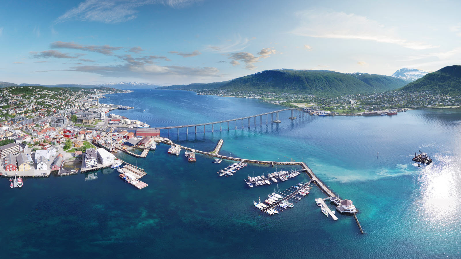 Vue de dessus de la ville de Tromsø avec des ponts et des fjords à proximité.