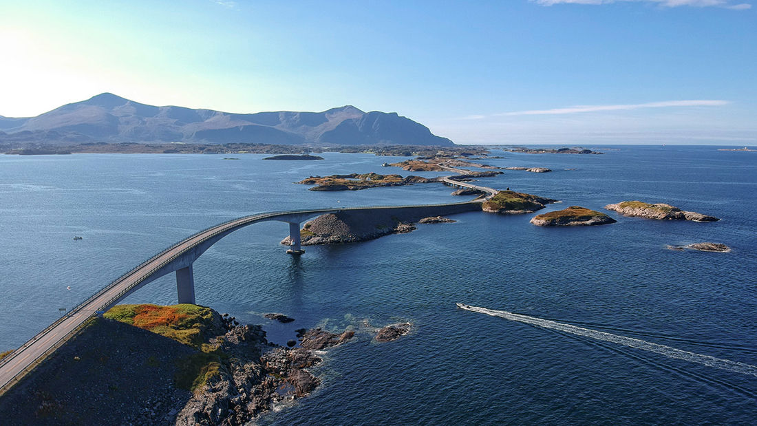 Atlanthavsleden sedd ovanifrån. En båt kör på vattnet. I bakgrunden syns berg.