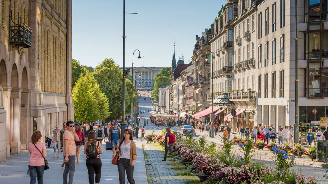 Folk i Karl Johans gate i Oslo om sommeren