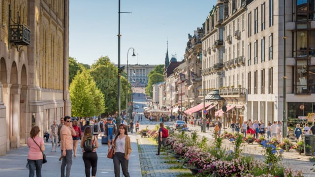 Människor på Karl Johans gata i Oslo på sommaren