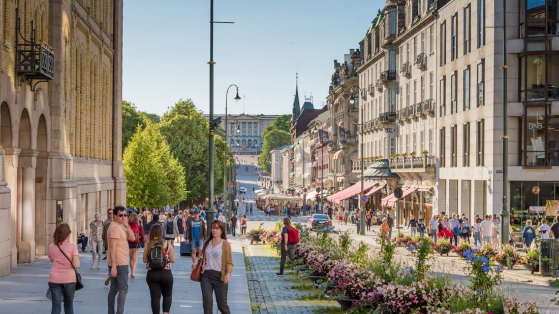 Människor på Karl Johans gata i Oslo på sommaren