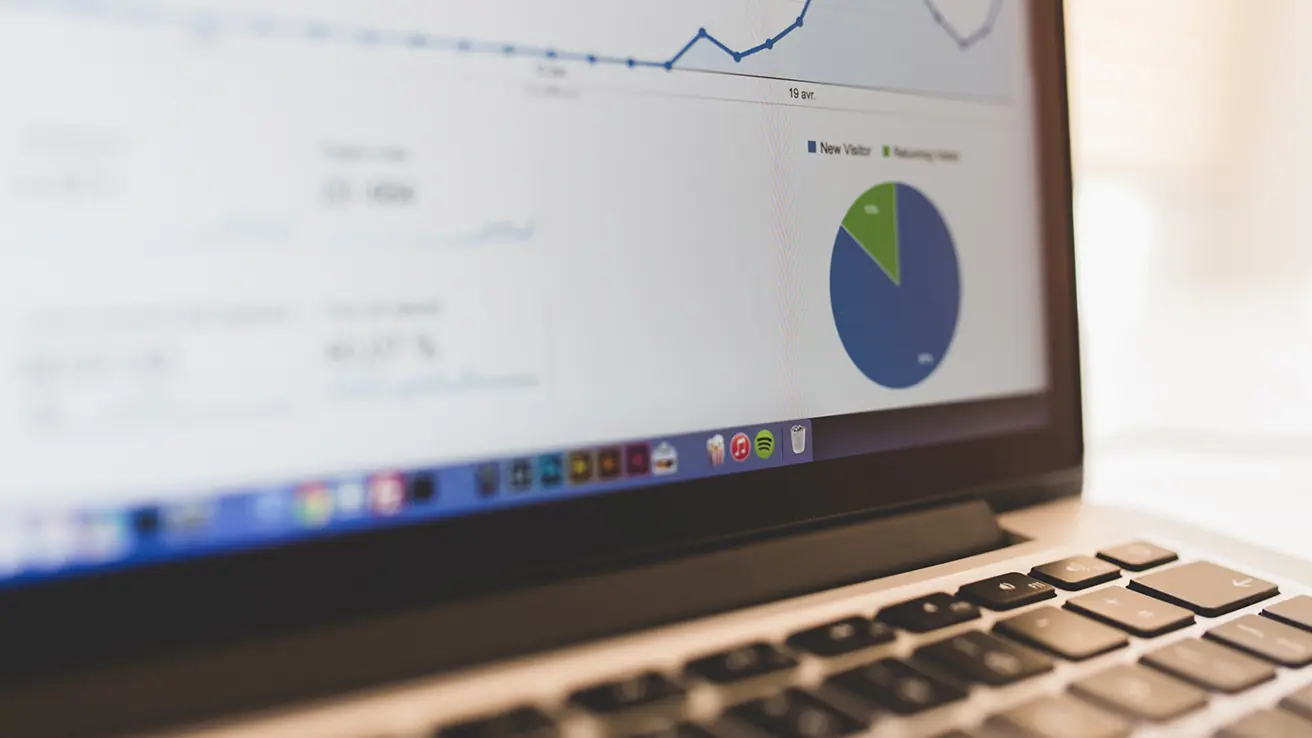 Een laptop met Google Analytics op het scherm