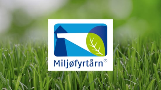 Pelouse avec le logo de la fondation Miljøfyrtårn