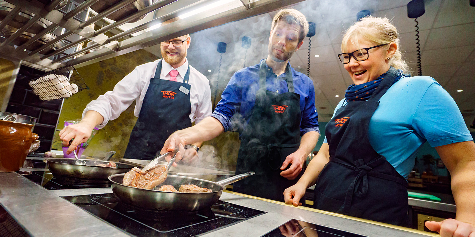 Anställda och medlemmar lagar mat tillsammans