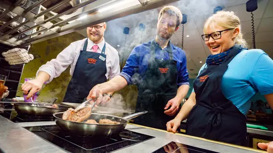 Anställda och medlemmar lagar mat tillsammans