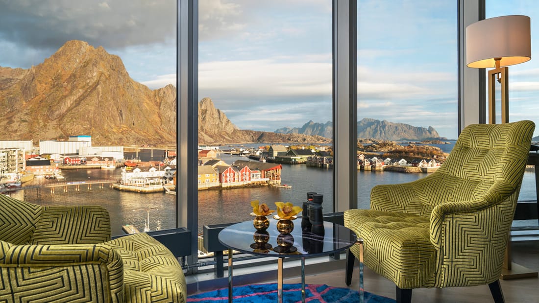 Udsigt over havnen i Svolvær fra hotelværelset på Thon Hotel Lofoten