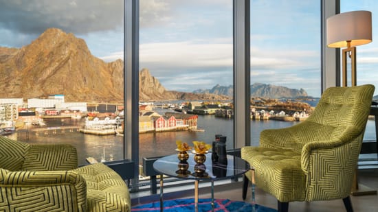 Udsigt over havnen i Svolvær fra hotelværelset på Thon Hotel Lofoten