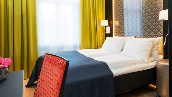 Säng och skrivbord i hotellrum på Thon Hotel Spectrum i Oslo