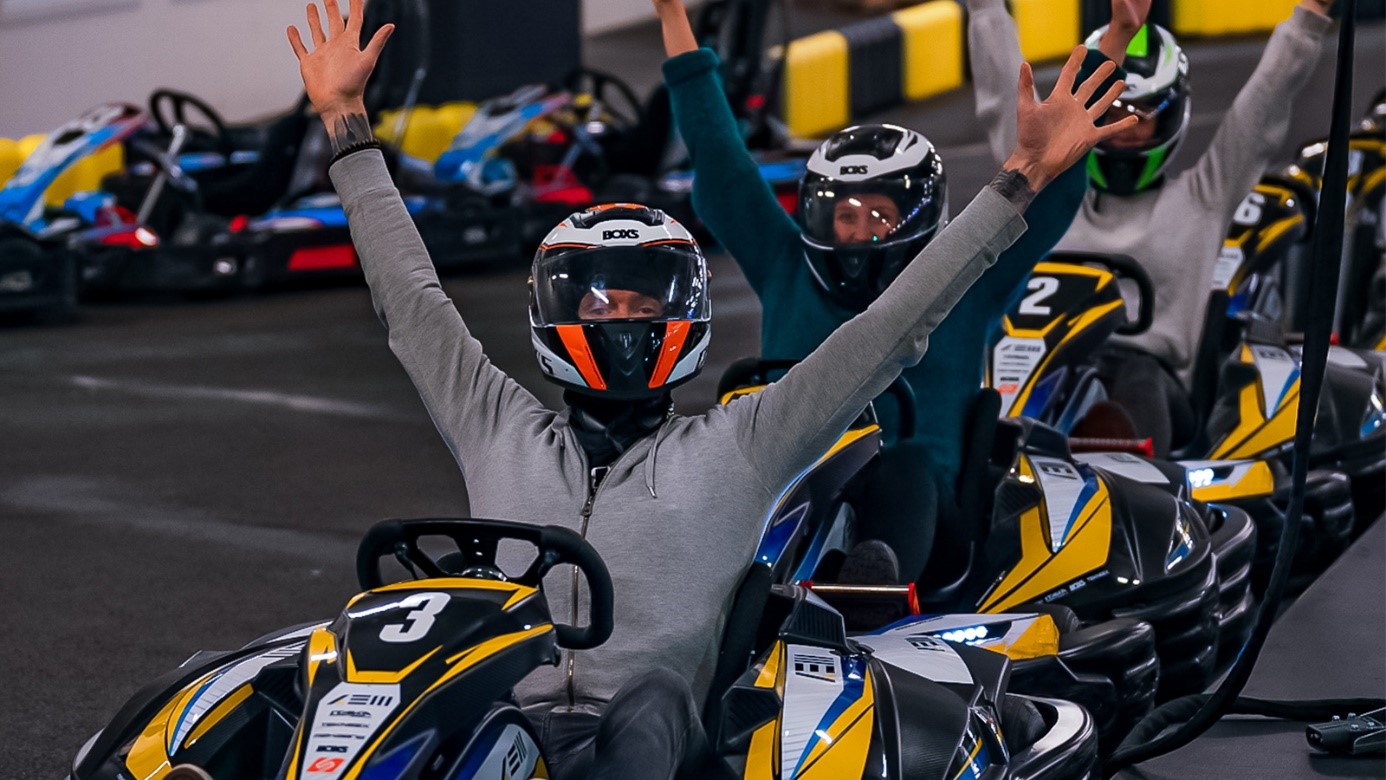 personer som sitter i gokart
