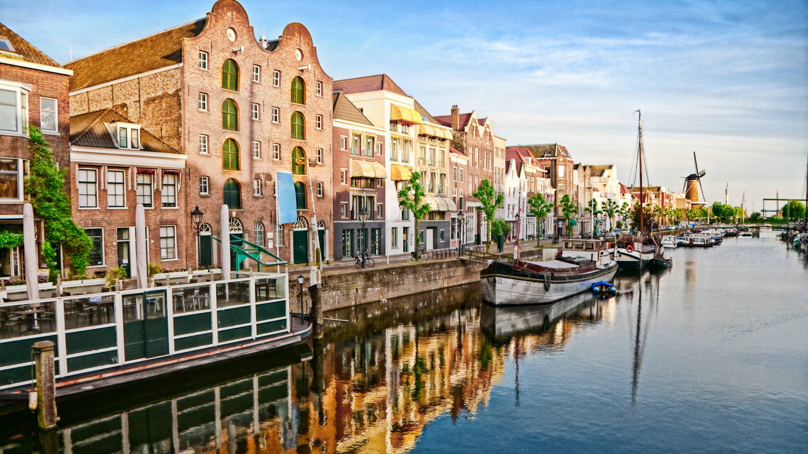 Stadsdeel Delfshaven in Rotterdam. Rivier de Nieuwe Maas op de voorgrond.