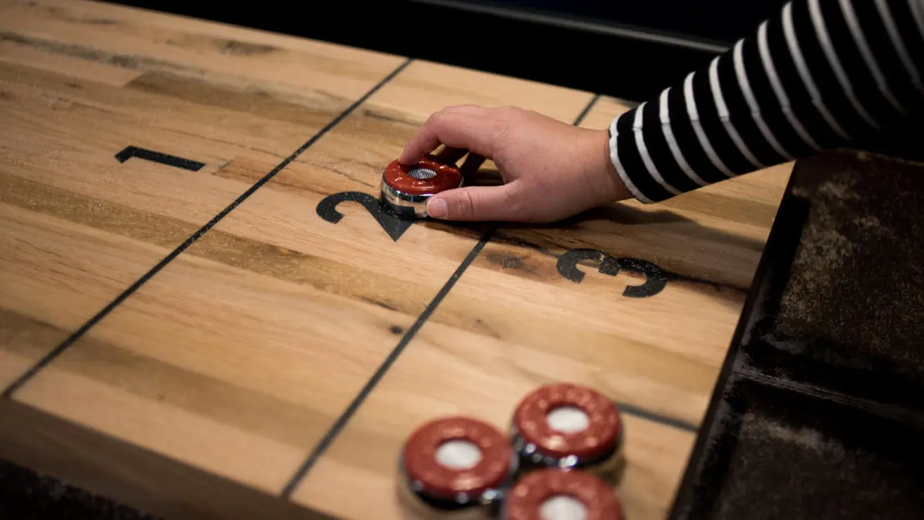 Shuffleboard game