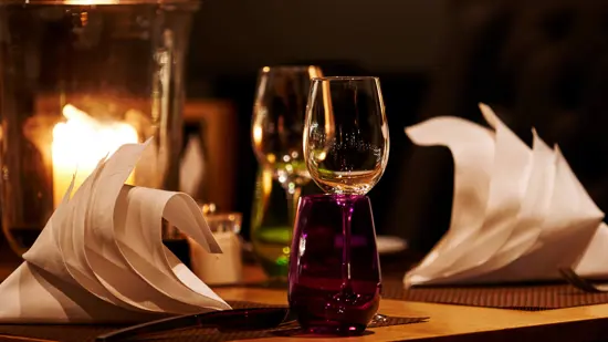 Vinglass og dekket bord til middag for to