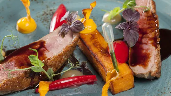 Andebryst og rotgrønnsaker på restauranten Paparazzi i Tønsberg