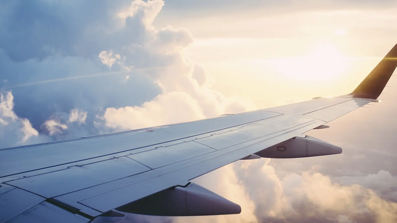Aile d'avion avec un ciel bleu en arrière-plan
