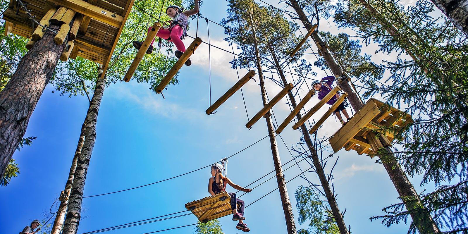 En gruppe mennesker i Via Ferrata i Halden.