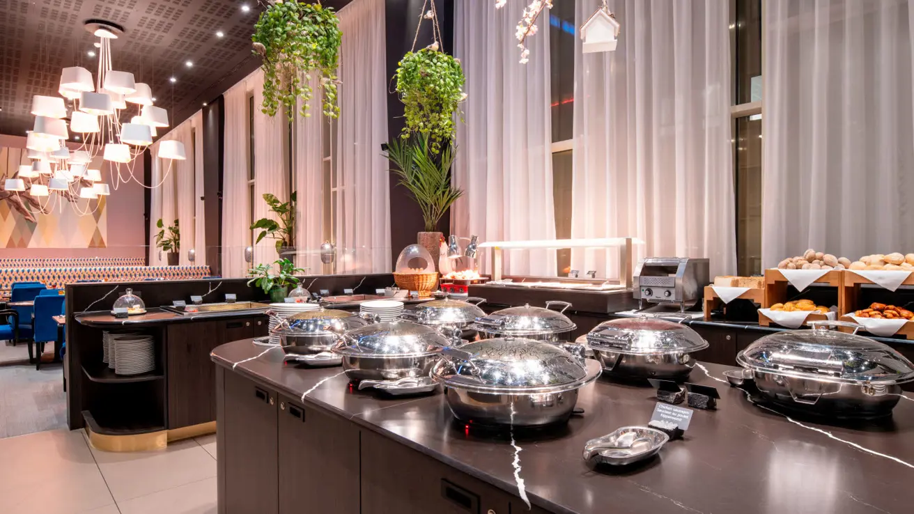 Farverigt område med kaffe, frugt og bagværk.