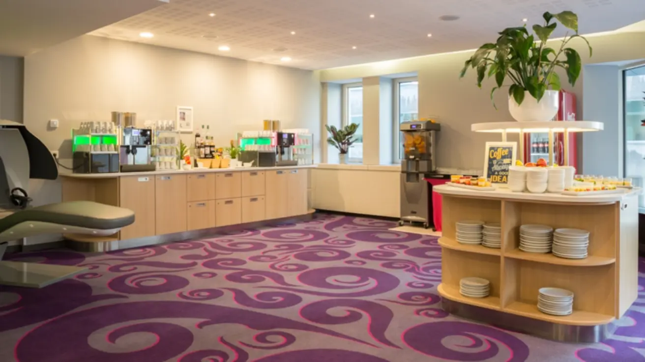 Farverigt område med kaffe, frugt og bagværk.