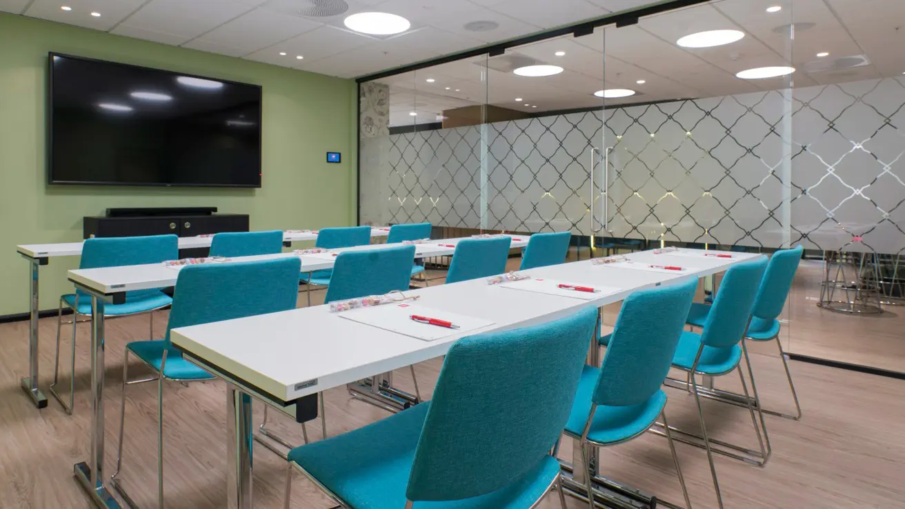 Konferanserom Kolbjørn med klasseromoppsett