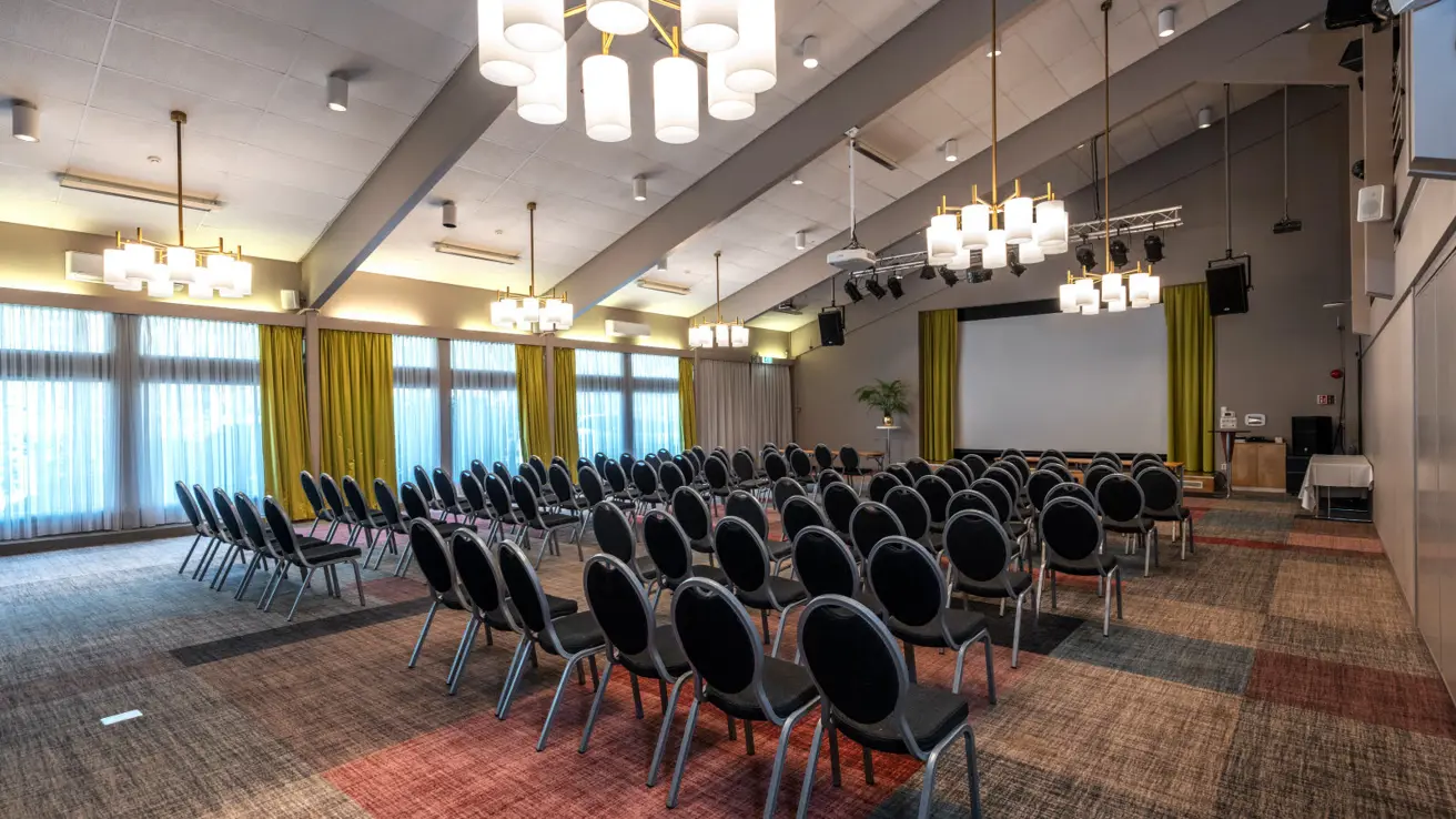 Møterom med styrebord oppsett