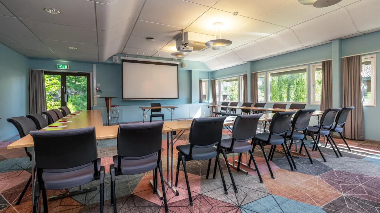 konferansesal 2 med klasseromoppsett