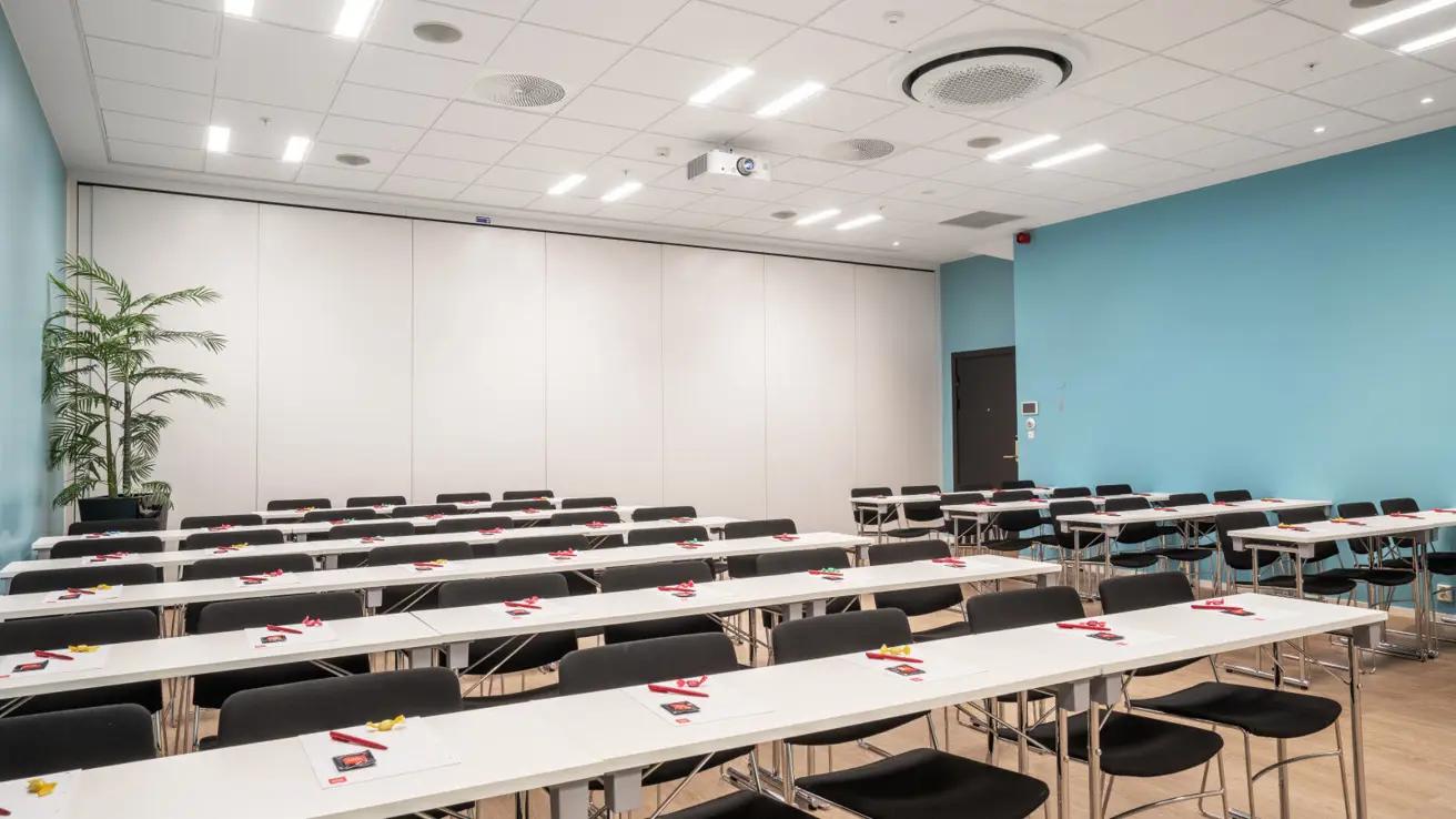 Konferanserom med klasseromsoppsett