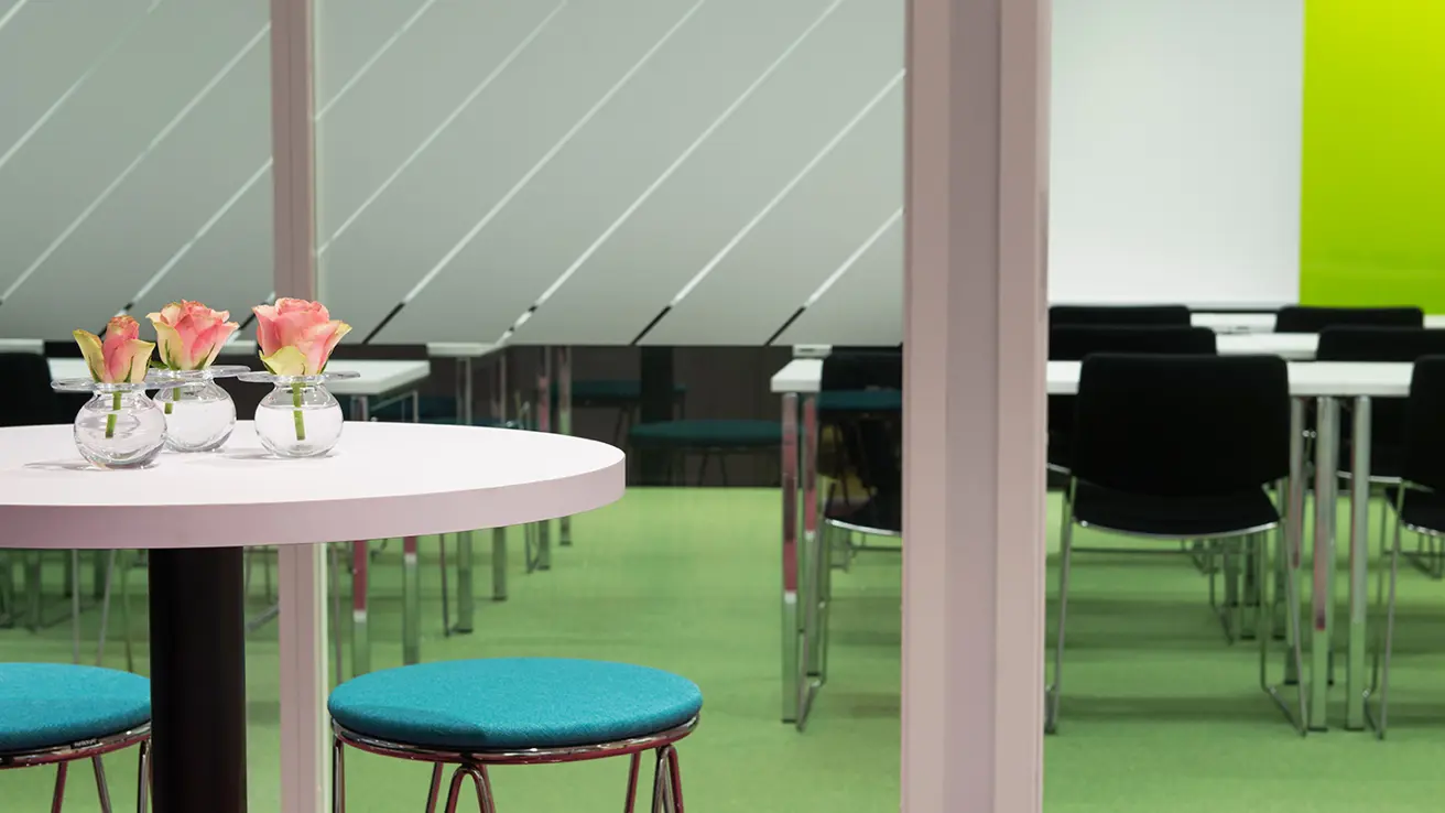 Detaljbildet av 2 stoler på konferansesentret