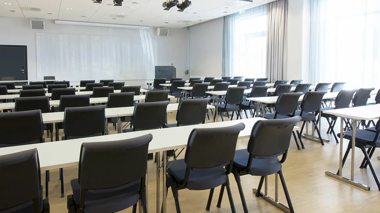 Elgkua mødelokale med klasseværelsesopsætning på Elgstua Hotel