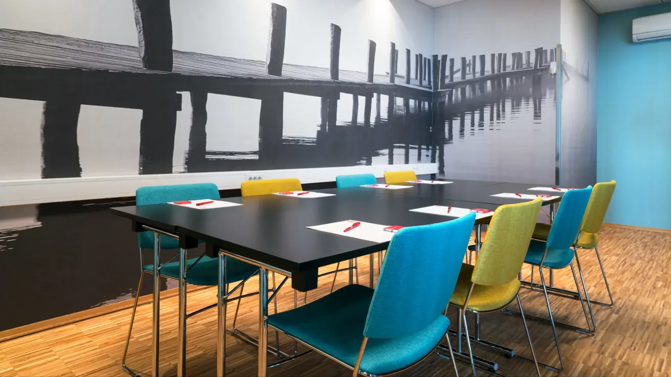 Meeting room to seat 12