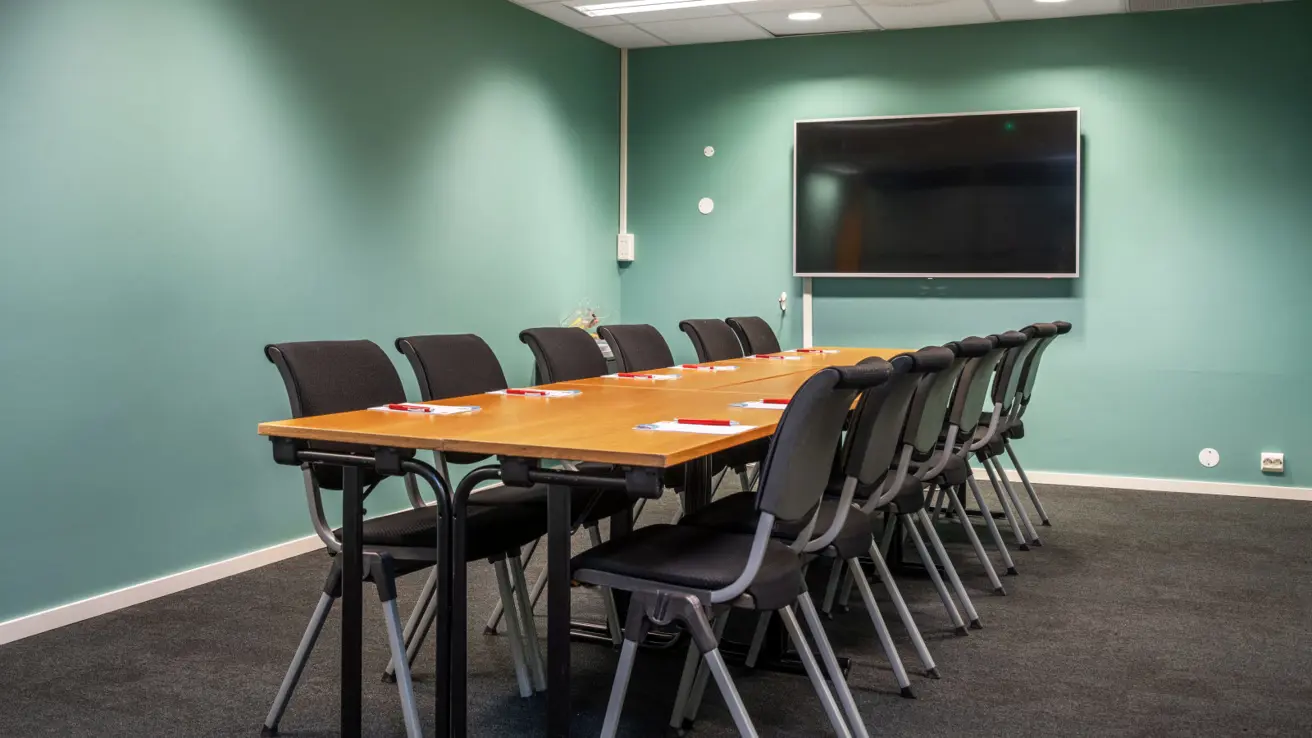 konferanserom posebyen med styrebordoppsett