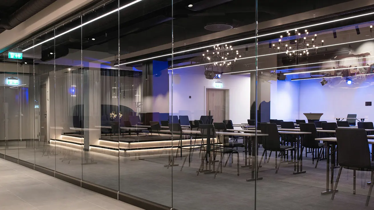 Konferanselokale i klasseromoppsett, sett fra korridoren på Hotel Norge i Kristiansand