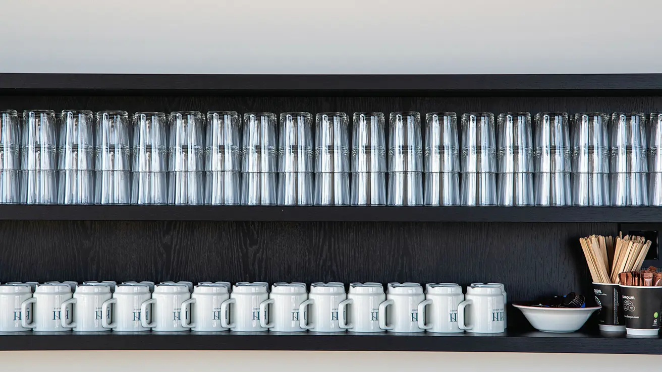 Kaffekopper og glass i pauseområdet i konferanseavdelingen på Hotel Norge i Kristiansand