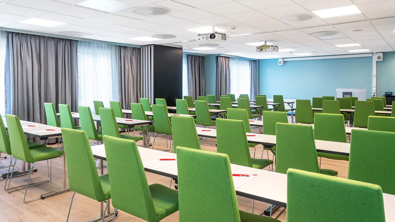Konferencesal med plads til 280 personer i biografopsætning