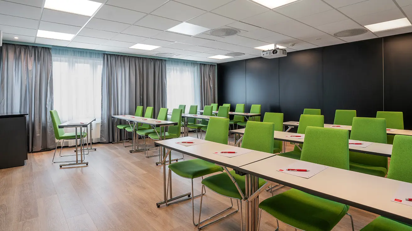 Konferencesal med plads til 140 personer med biografopsætning