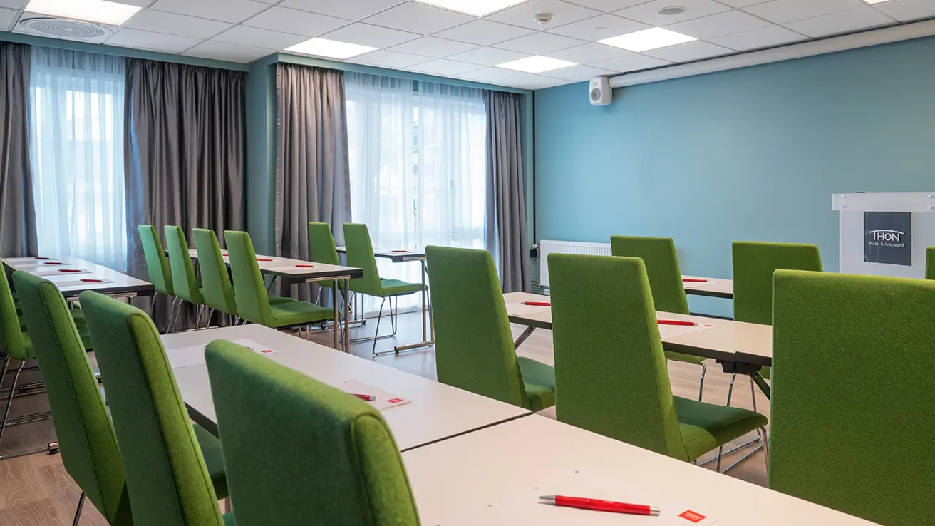 Konferencesal med plads til 140 personer i biografopsætning