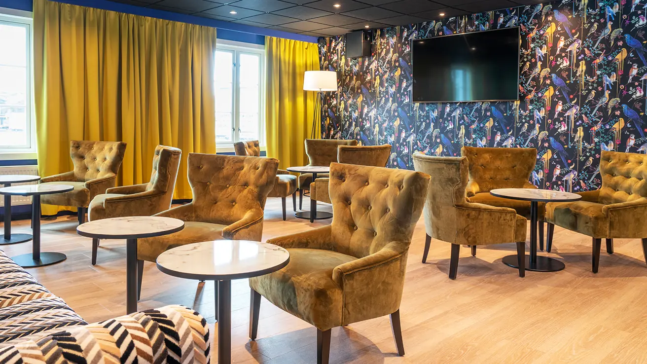 Pauseområde med stole og bord i konferenceafdelingen på Thon Hotel Kristiansund
