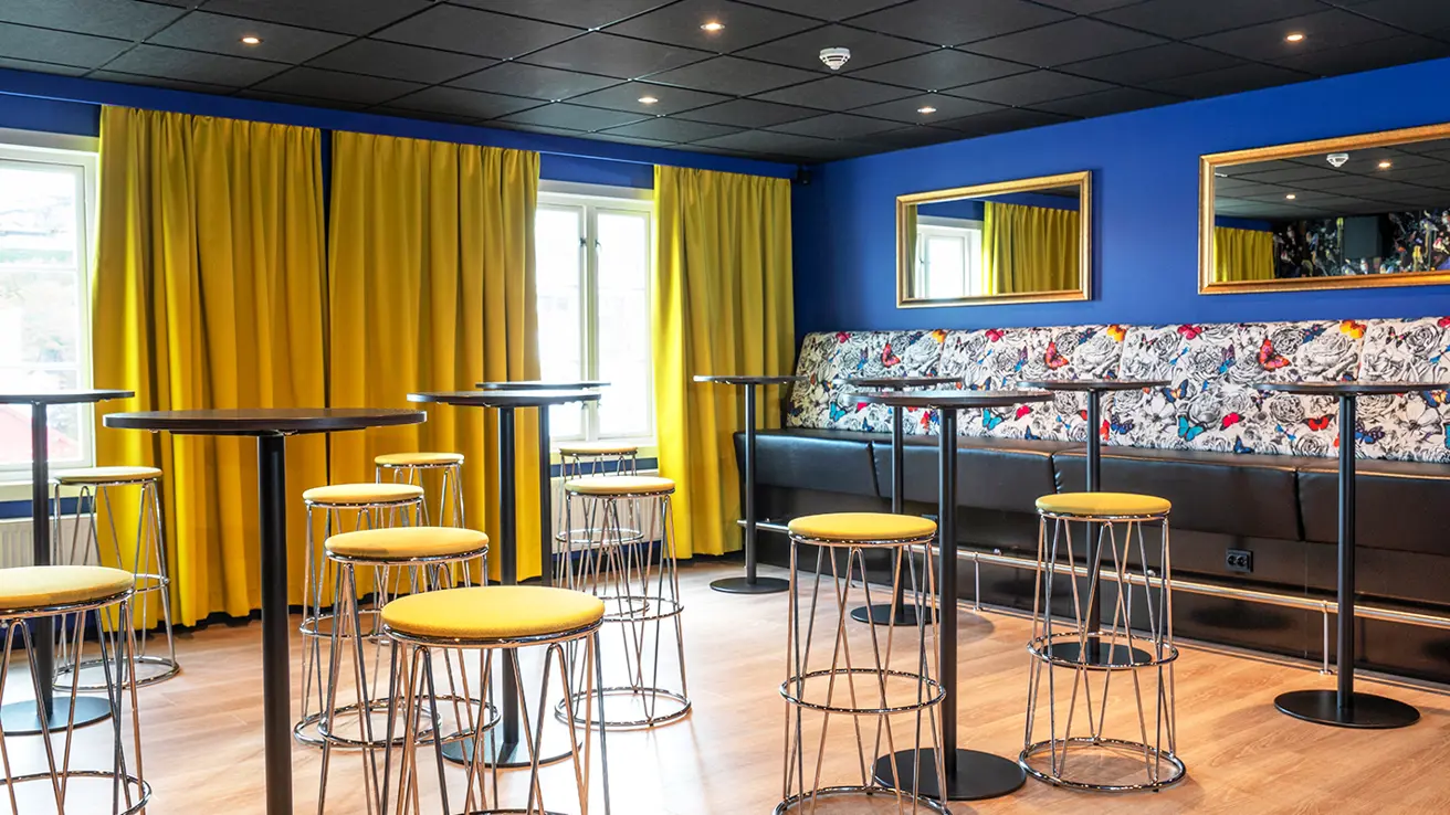 Pauseområde med stole og bord i konferenceafdelingen på Thon Hotel Kristiansund