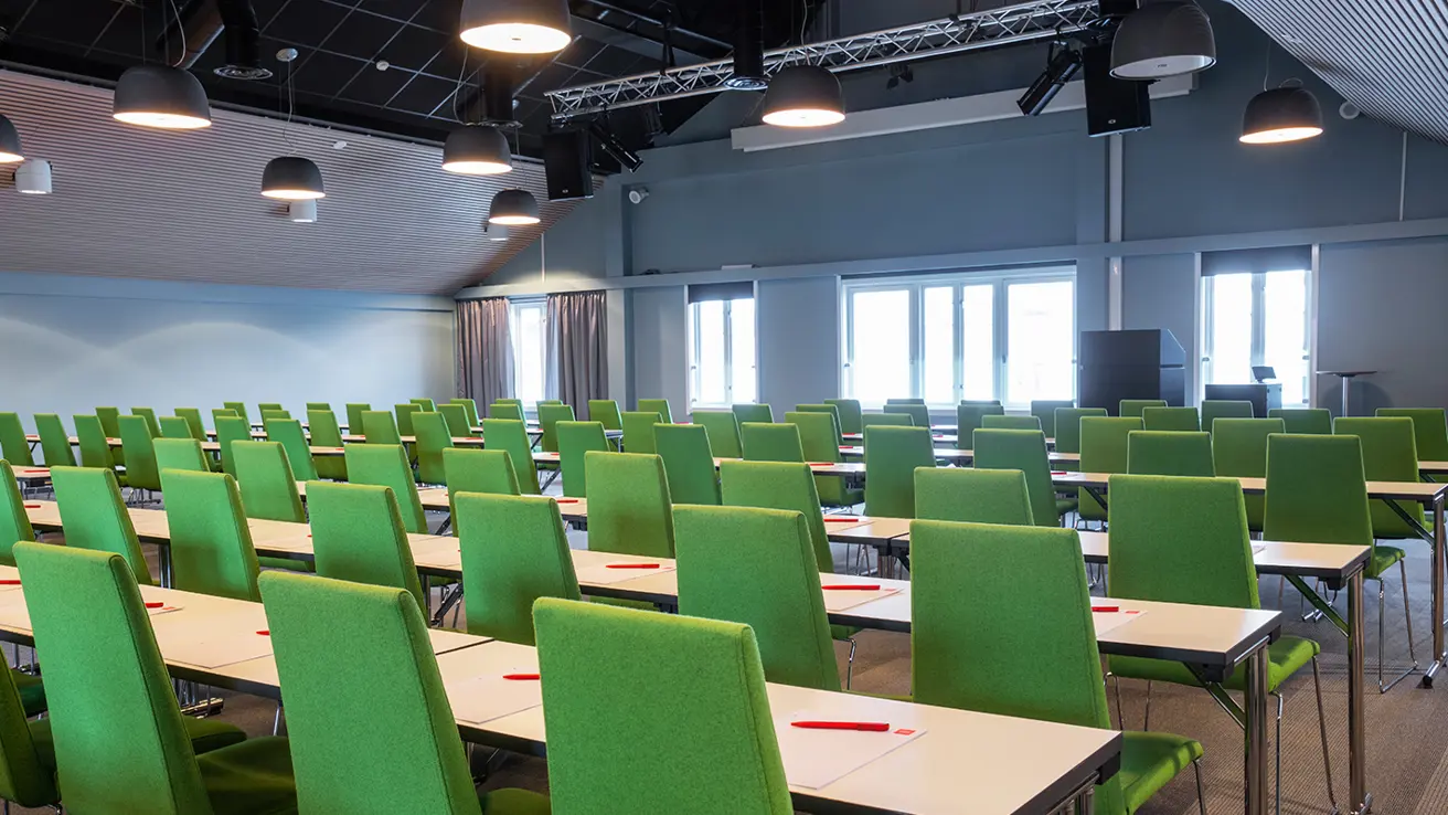 Den største konferencesal på Thon Hotel Kristiansund med biografopsætning og stort lærred