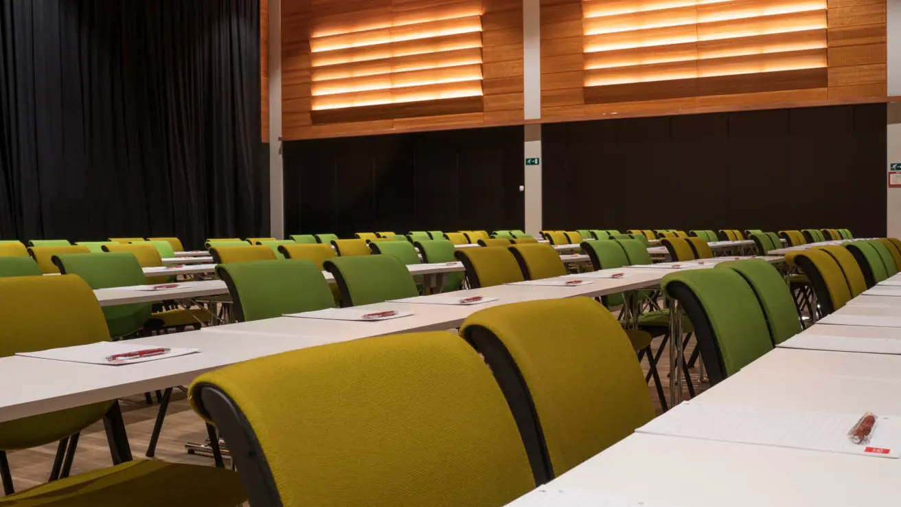 Nærbilde av klasseromsoppset Thon Hotel Arena