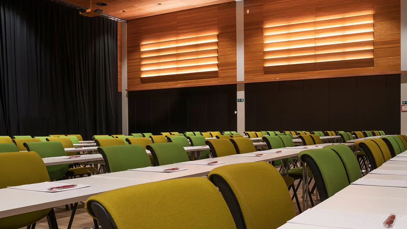 Conference room to seat 400