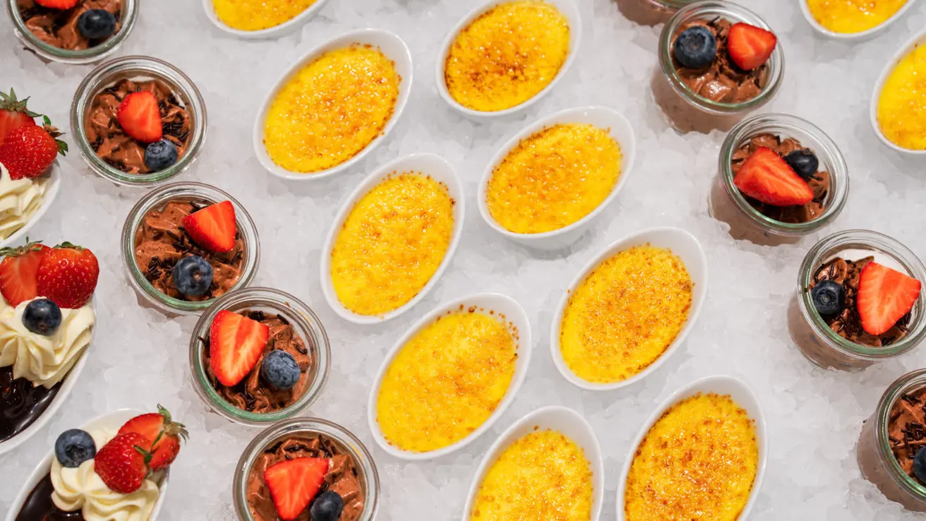 Dessert med creme brullet og frisk frukt på lunsjbuffet hos Thon Hotel Arena i Lillestrøm