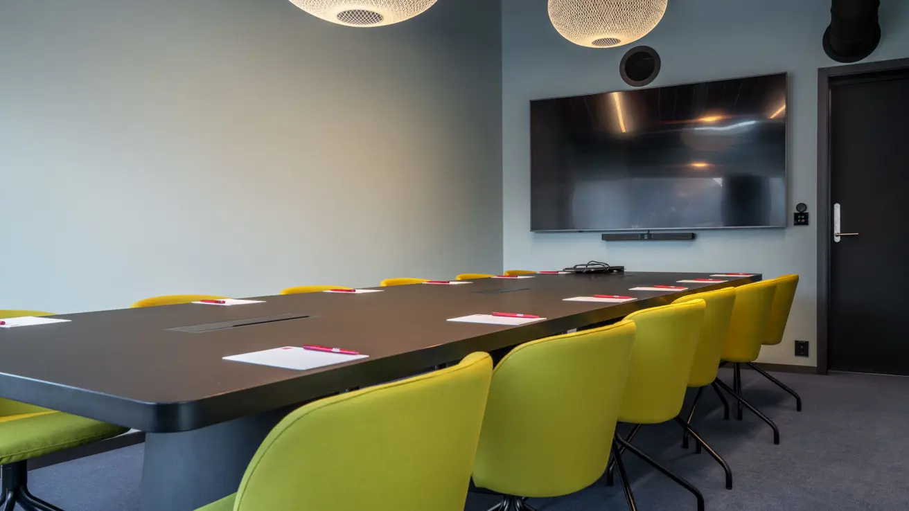 Møterom med nærbilde av ark og pen
