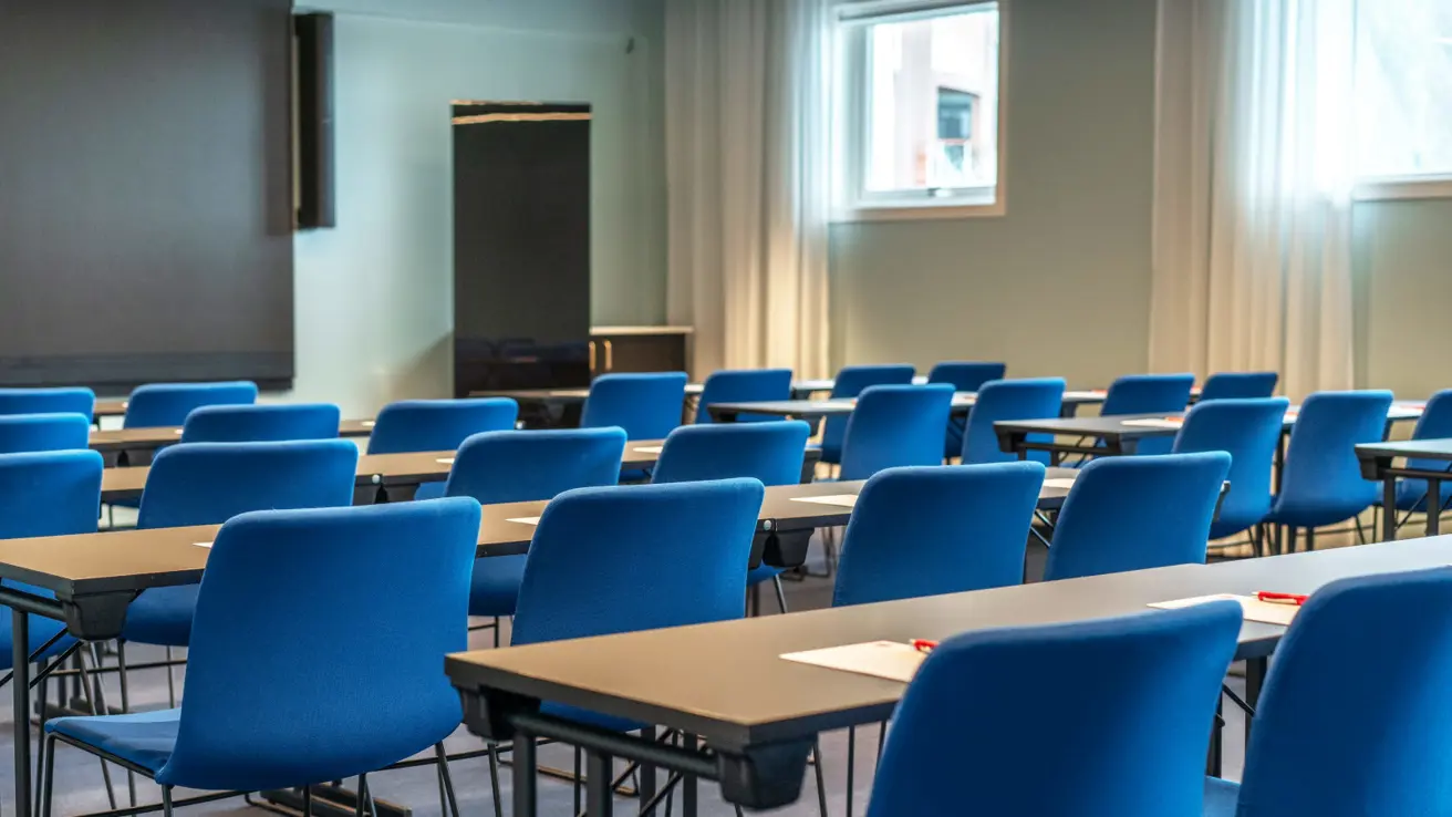 Møterom i klasseromoppsett