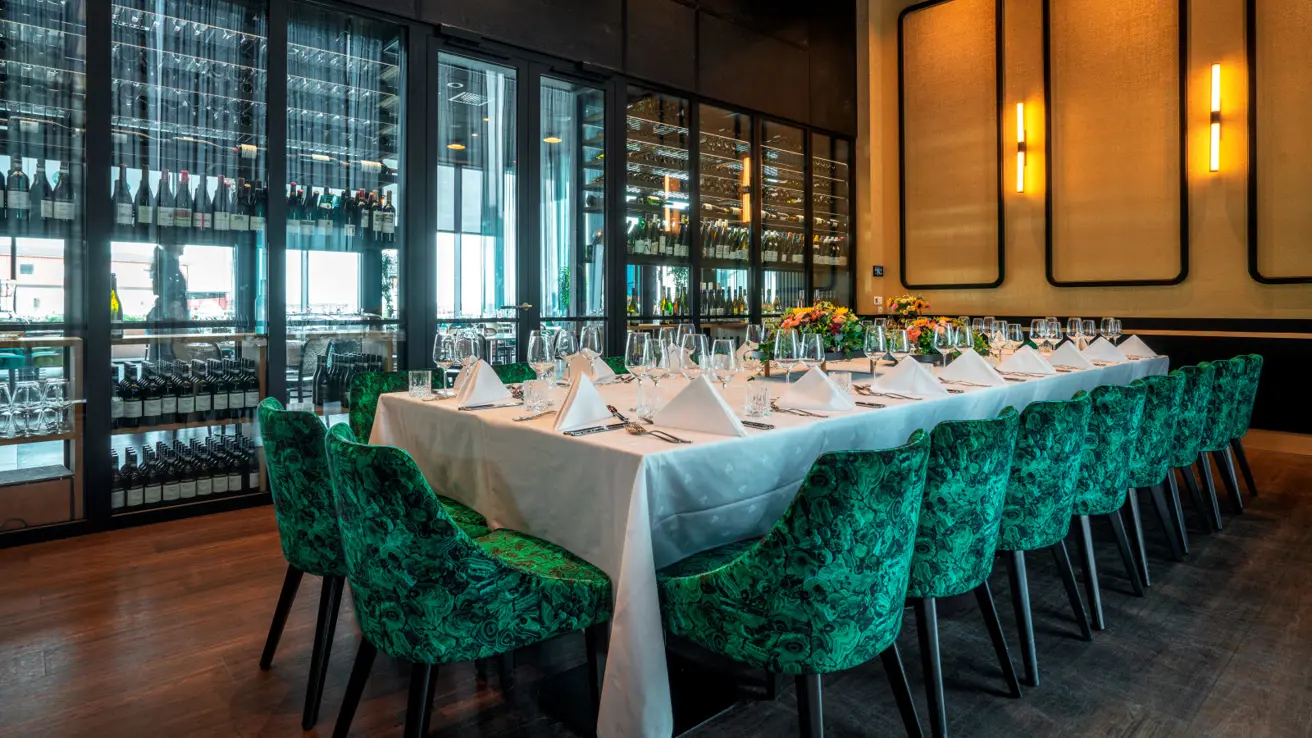 Dekket styrebord med grønne stoler