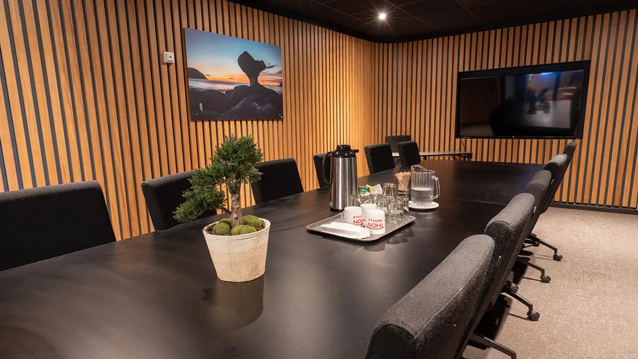 Mötesbord i Kannesteinen på Hotel Måløy