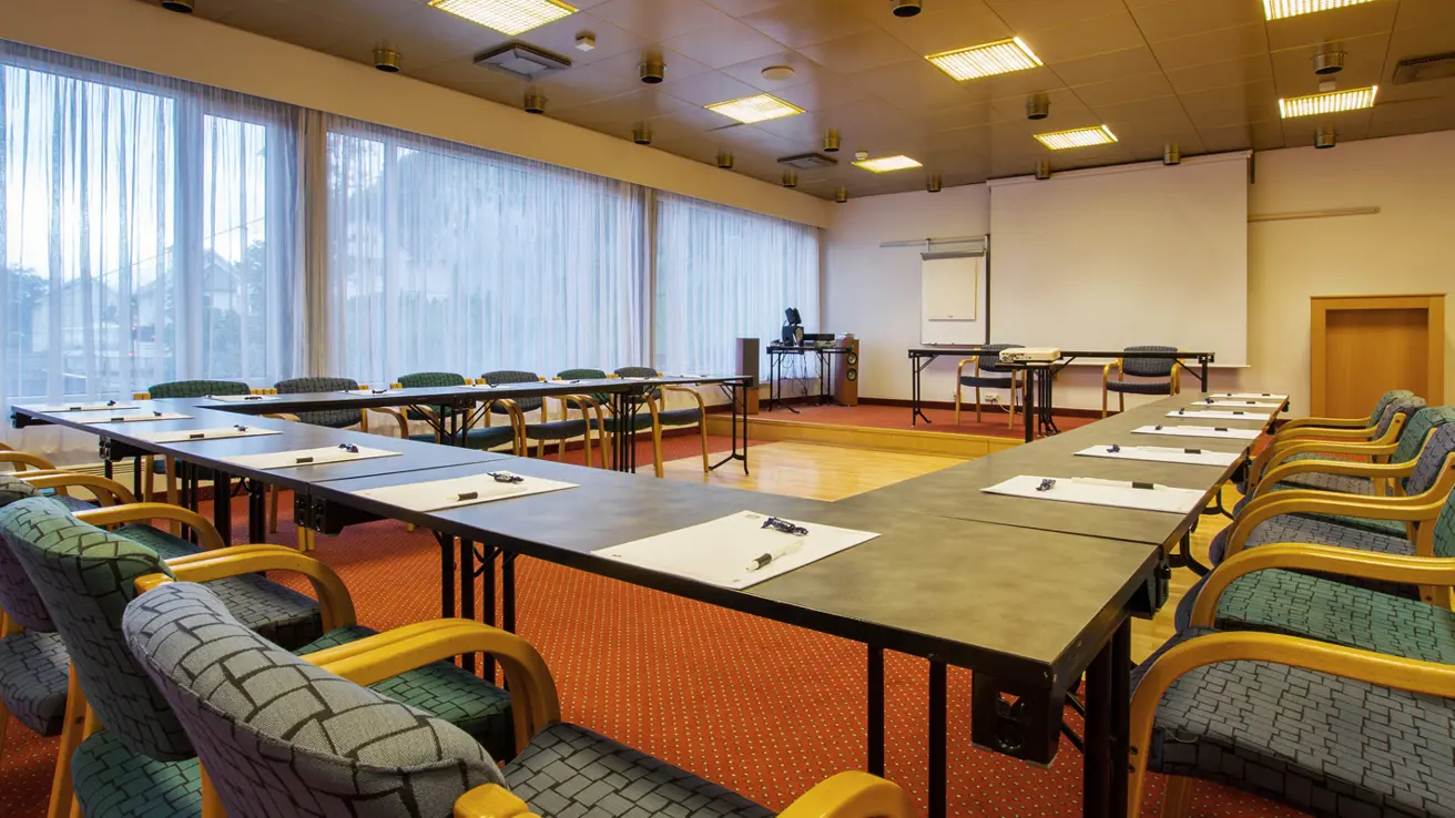 Mötesrum "Lingetoppen" i U-formad bordslayout med projektor