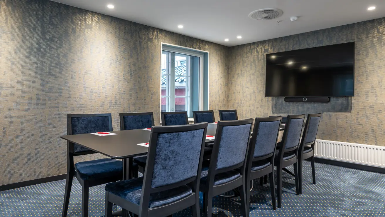 Møterom med langbord og stoler med fine detaljer