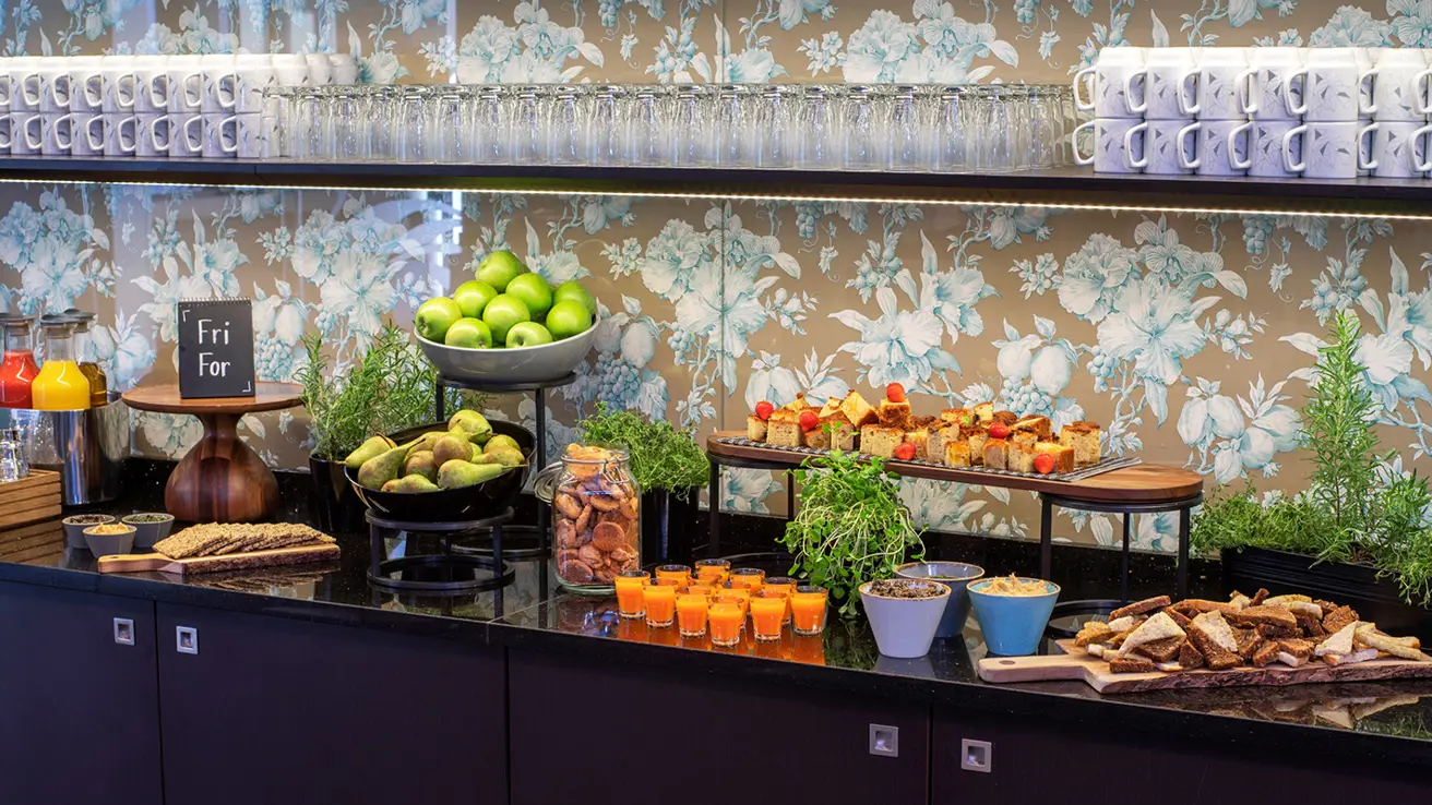 Konferanse pauseområde serveringsbenk med snacks