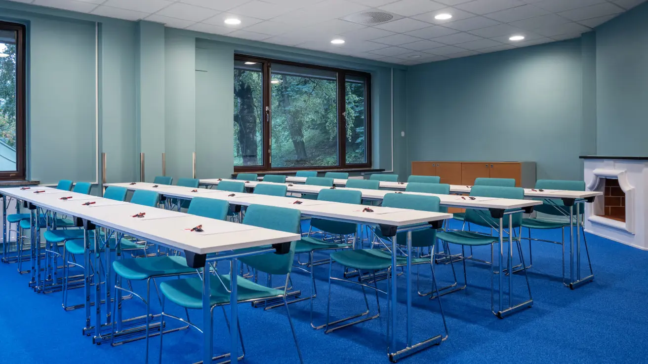 konferanserom wergeland sett forfra, klasseromsoppsett, projector i tak, vinduer bak og på venstre side, parkett på gulv