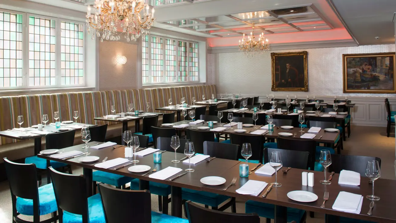 Dekkede restaurantbord, pen kveldsbelysning